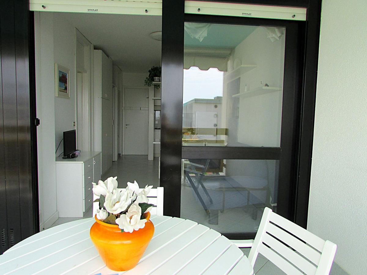 Solarium Apartment Бибионе Екстериор снимка